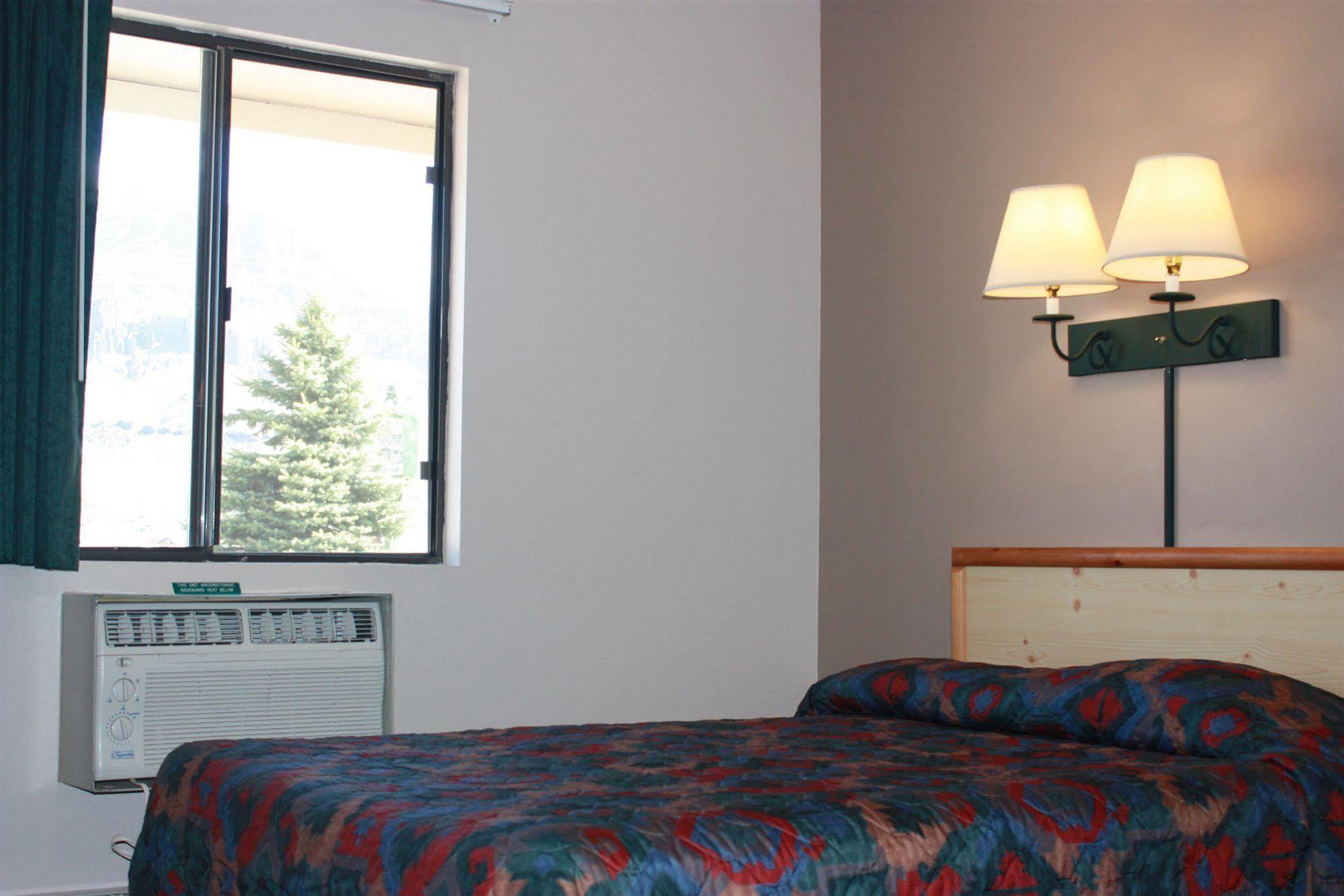 Green Creek Inn And Rv Park Wapiti Dış mekan fotoğraf